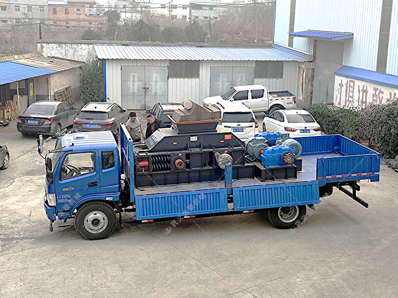 1000x700型全自動(dòng)液壓對輥制砂機(jī)發(fā)貨